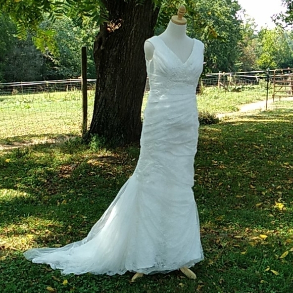 Jewel by Davids Bridal 10 wedding dress 👰 - Picture 1 of 9